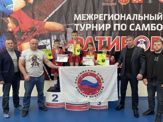 Команда щекинских самбистов стала второй на межрегиональном турнире