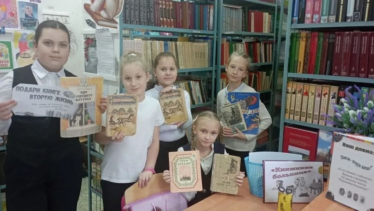 Ученики школы №13 потрудились в больнице для книжек
