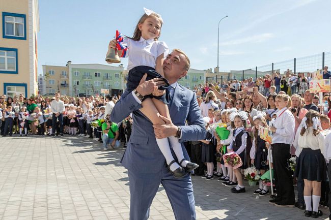 Алексей Дюмин поздравил учеников Центра образования  №59 «Личность» в Туле