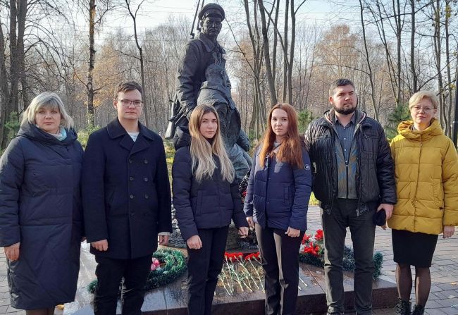 Энергетики «Тулэнерго» возложили цветы к мемориалу, посвященному подвигу защитников Тулы в годы Великой Отечественной войны