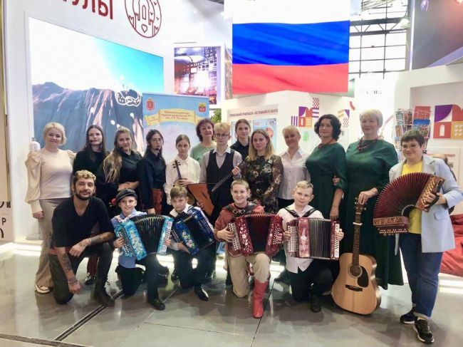 Щекинские музыканты не оставили равнодушным ни одного посетителя стенда Тульской области