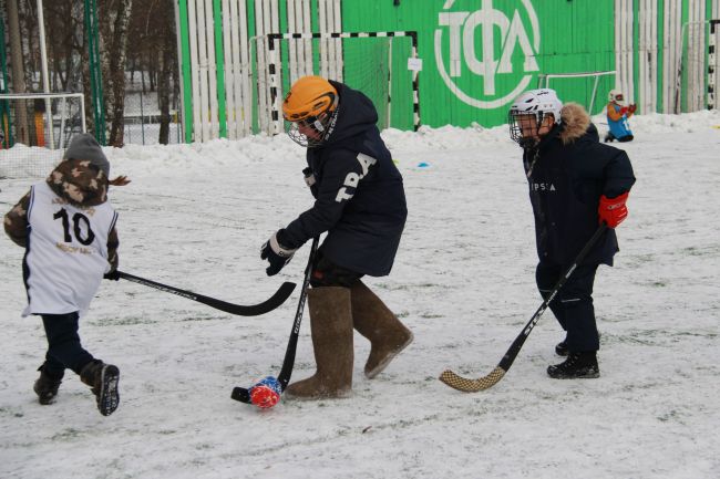 Щекинские школьники играют в хоккей в валенках