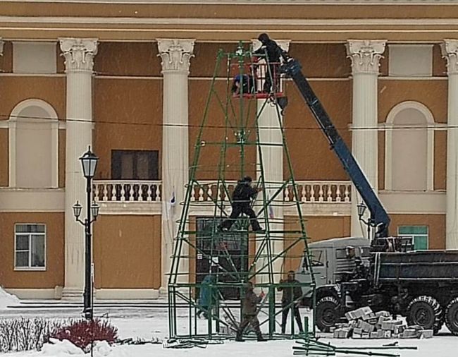 В Первомайском устанавливают новогоднюю елку