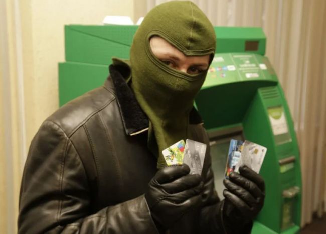 27-летний злоумышленник привлек несовершеннолетнего к краже денег с банковской карты