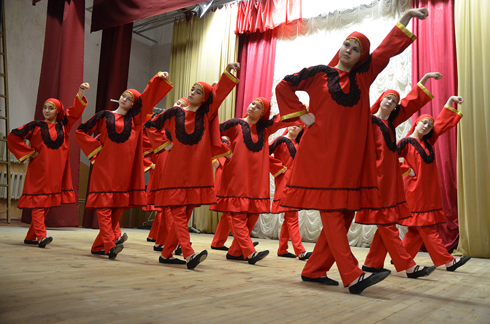 В аварском танце – русские девушки