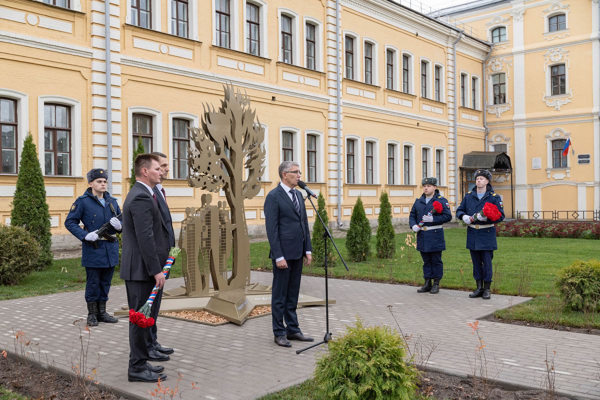 Дмитрий Миляев открыл мемориально-выставочный комплекс «Листья Памяти» в ТГПУ Дмитрий Миляев открыл мемориально-выставочный комплекс «Листья Памяти» в ТГПУ