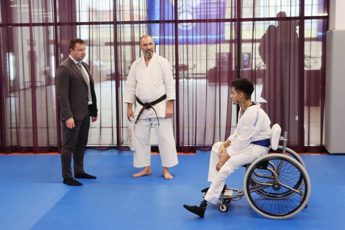 Участнику СВО передали специализированную адаптивную коляску для занятий пара-карате Участнику СВО передали специализированную адаптивную коляску для занятий пара-карате