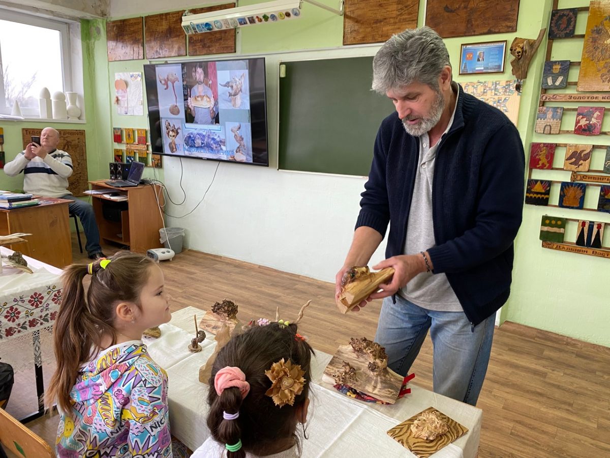 В Юбилейной школе прошла встреча с мастером древесной пластики В Юбилейной школе прошла встреча с мастером древесной пластики