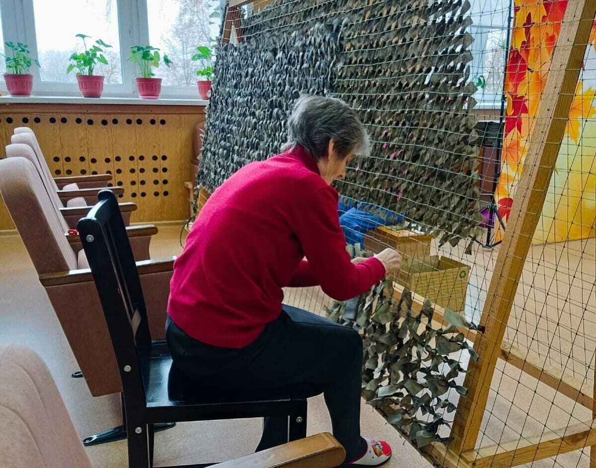 В Первомайском доме-интернате ежедневно плетут маскировочные сети В Первомайском доме-интернате ежедневно плетут маскировочные сети