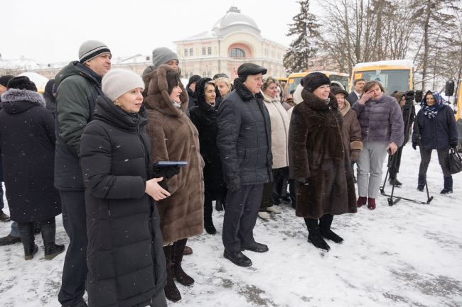 Алексей Дюмин передал 4 новых автобуса в школы Щёкинского района