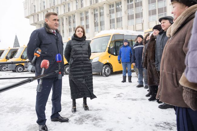 Алексей Дюмин передал школам региона новые автобусы
