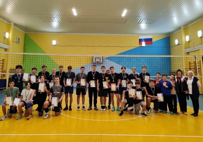 Команда школы № 20 стала победителем первенства района по волейболу среди юношей