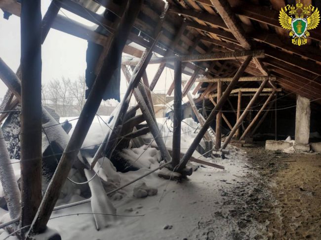 Под тяжестью снега обрушилась часть кровли многоквартирного жилого дома