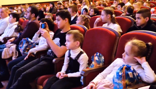 Более 500 юных щёкинцев побывали на новогоднем представлении в Городском Дворце культуры
