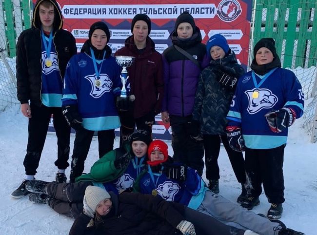 Юниоры из поселка Лазарево победили в областном турнире по хоккею в валенках