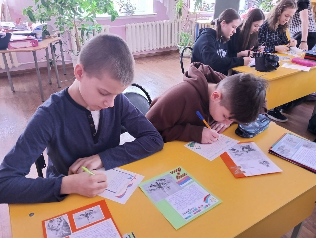 Школьники пишут письма солдатам