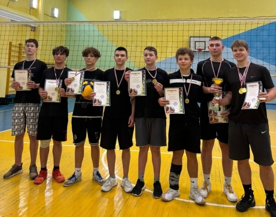 Летающий над сеткой мяч… Летающий над сеткой мяч…