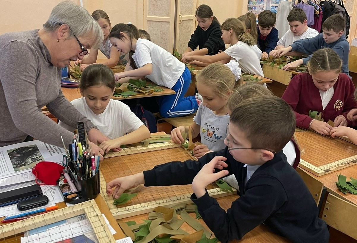 Одоевские школьники сплели нашлемники для бойцов СВО Одоевские школьники сплели нашлемники для бойцов СВО