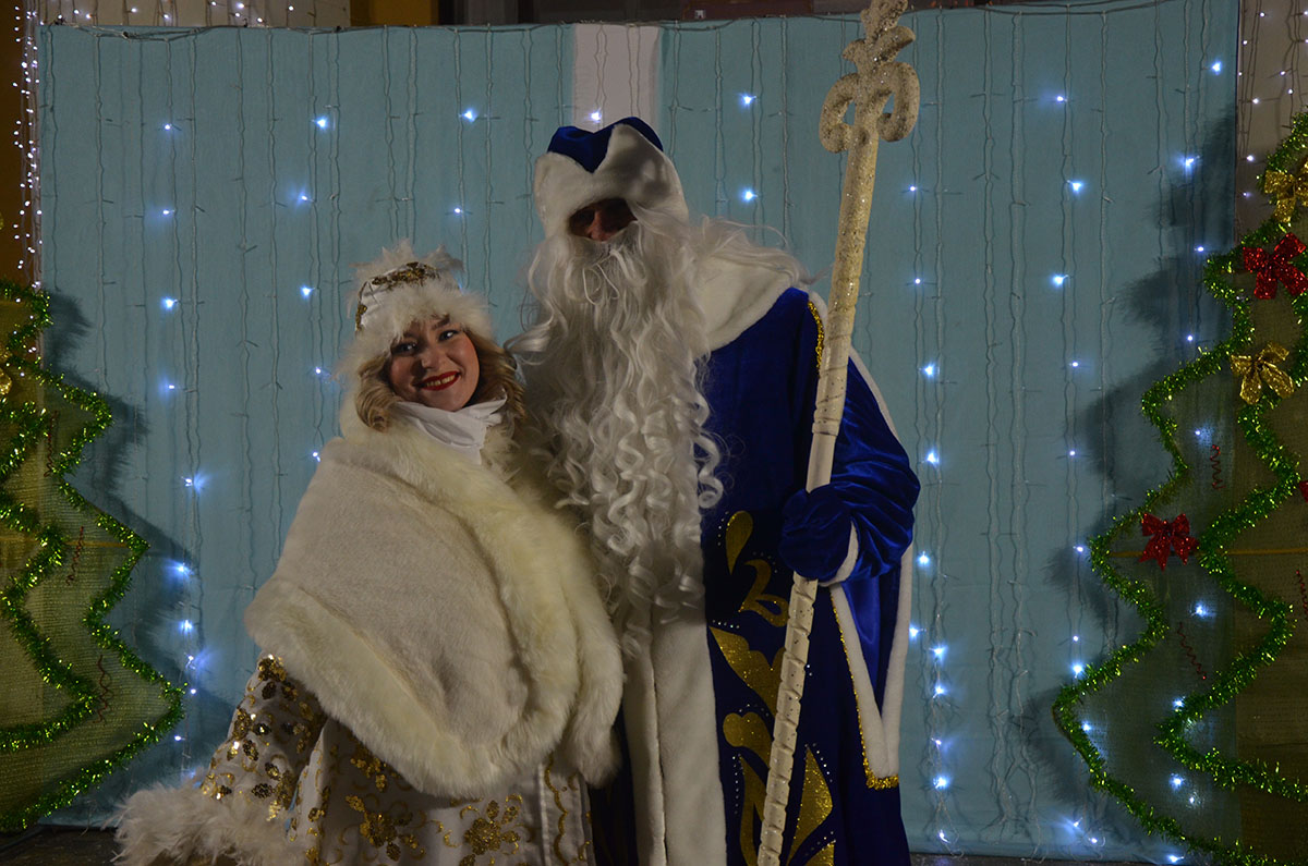 В Первомайском зажгли огни на главной новогодней ёлке