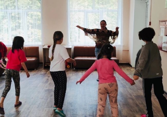 Преподаватели Первомайской школы искусств провели танцевально-игровую программу «Лови ритм»