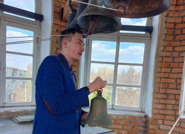 Колокольный звон над землёй плывёт…