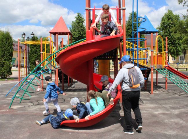 Как организовать ремонт детской площадки во дворе?