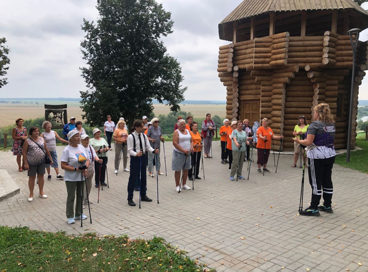 На Соборной горе в Чекалине прошел мастер-класс по северной ходьбе