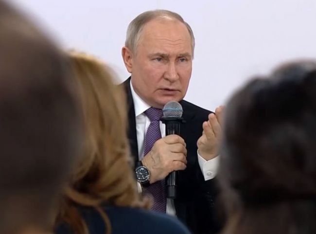Работа медиков, оружейников и льготная ипотека: о чем шла речь на встрече Владимира Путина с активистами Народного фронт