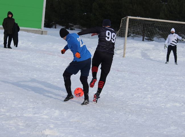 Кадровый голод: в минувший уик-энд прошли два тура 38 чемпионата Суворовского района по футболу на снегу «Снеговик-2024»