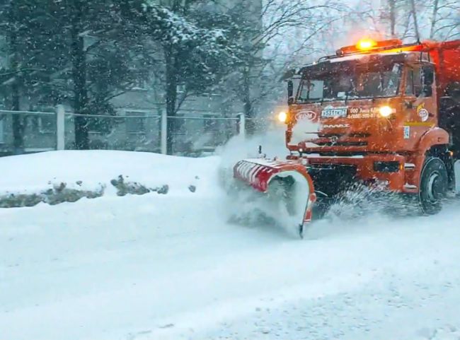 В Суворовском районе продолжается расчистка снега