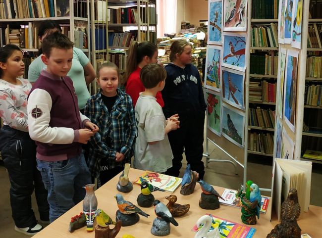 В суворовской районной библиотеке организована выставка работ воспитанников Детской школы искусств