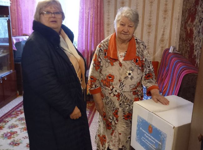В Суворовском районе к празднику Крещения одиноким пожилым людям передали продуктовые наборы