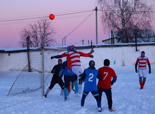 В 38-м чемпионате Суворовского района по футболу на снегу (8х8) завершился первый круг