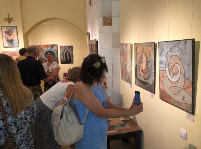 В Чекалине открылась выставка флорентийской мозаики