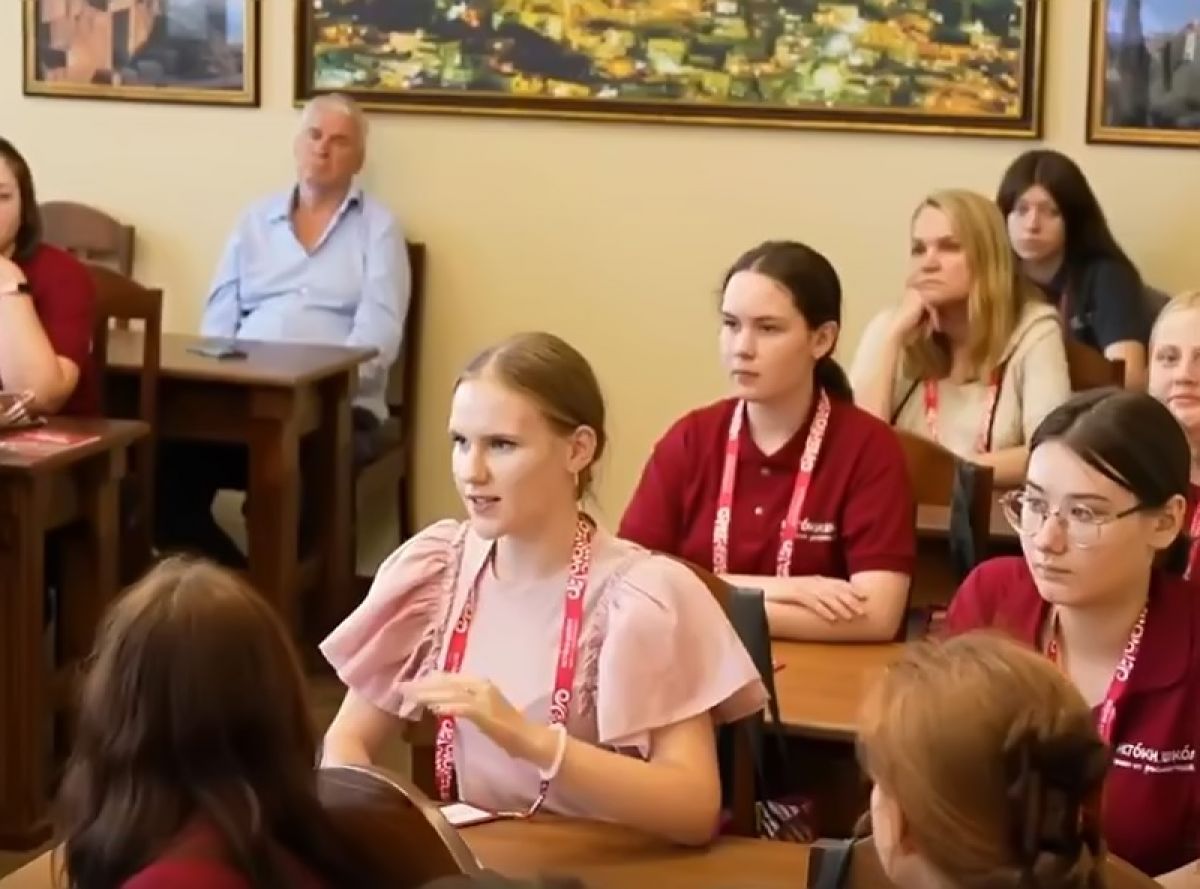 Суворовская школьница принимает участие в форуме «Истоки. Школа»