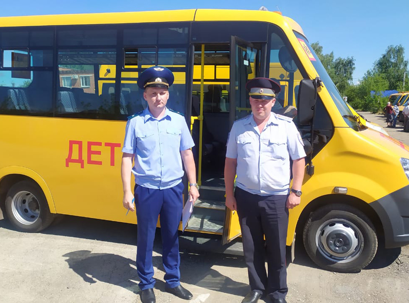 Каменская прокуратура проверила безопасность школьных автобусов
