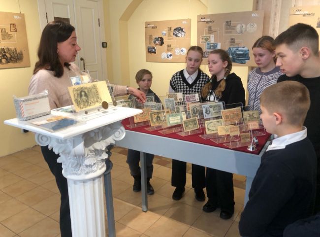 Чекалинские школьники приняли участие в закрытом предпросмотре новой выставки «Время и деньги»