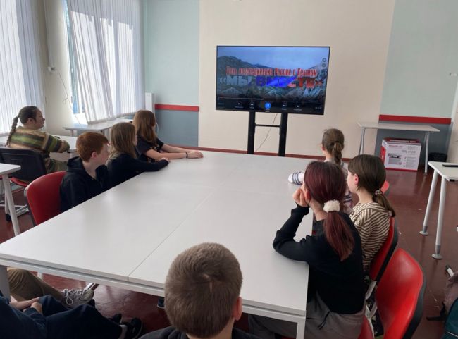 В Черепетской школе прошел исторический час «Воссоединение Крыма и России»