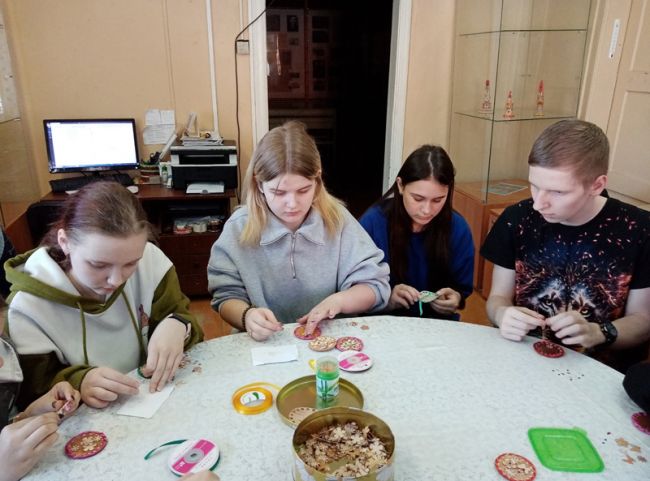 Ханинские школьники приняли участие в мастер-классе «Магнит из бересты»