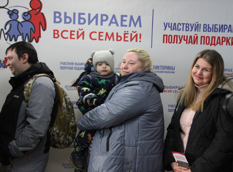 В Туле началось вручение подарков победителям викторины к 10-летию воссоединения Крыма с Россией