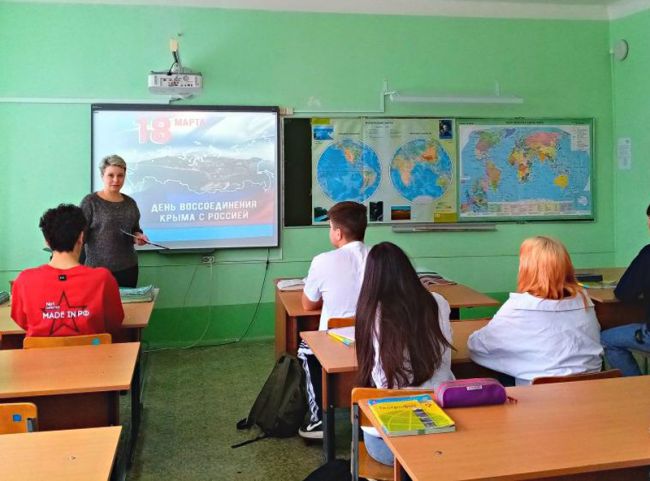 Суворовская библиотека провела час истории «Мы вместе: Крым и Россия»