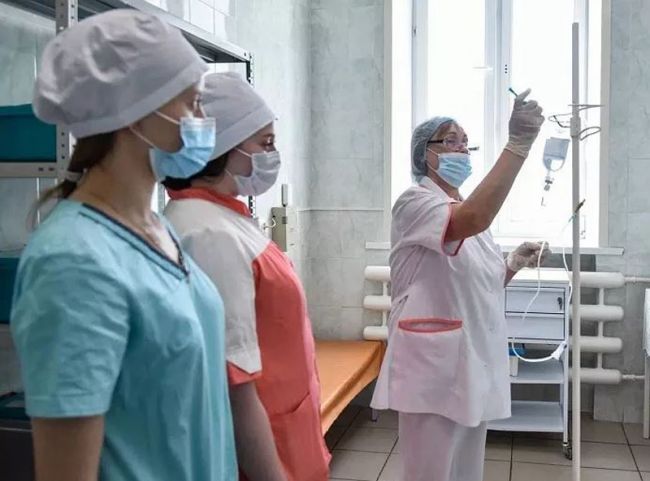 Суворовцам рассказывают, как готовят будущих медсестер в областном медколледже