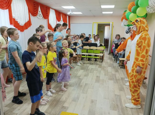 В суворовском реабилитационном центре прошла праздничная программа «Яркие краски детства»