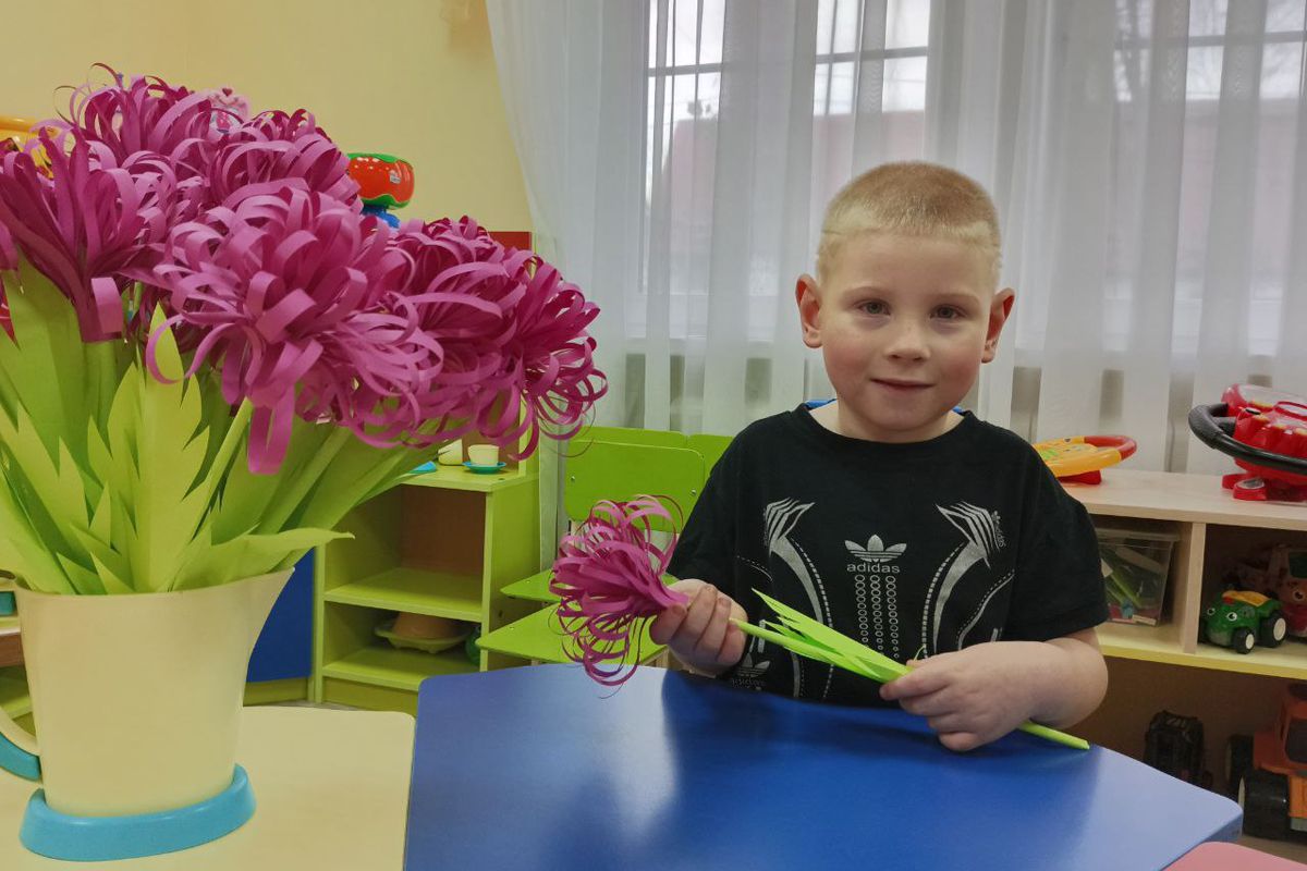 Суворовские дети сделали цветы для мам