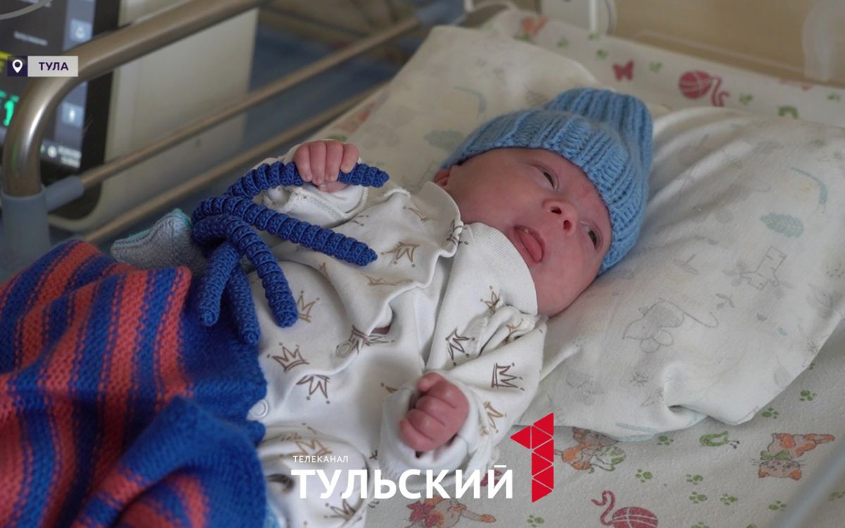 28 петель добра: зачем волонтеры шьют шапочки для недоношенных детей