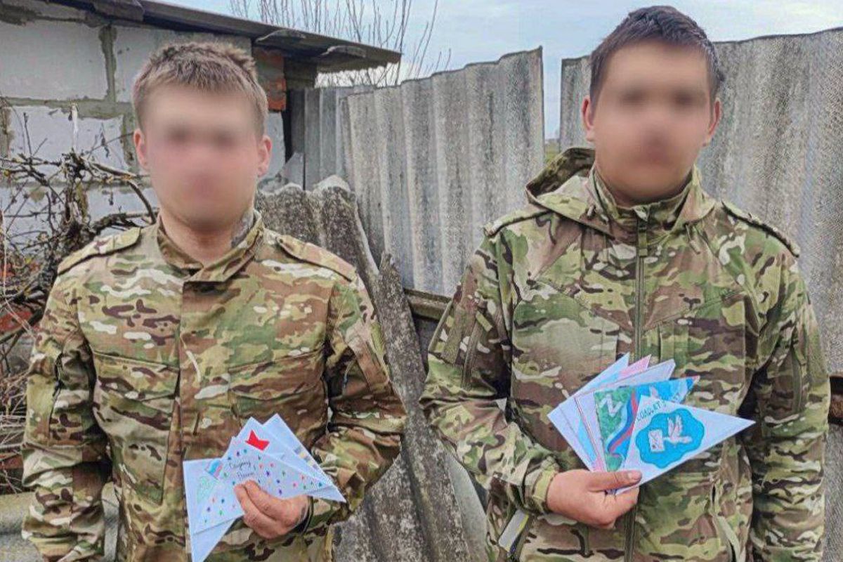 Участникам СВО передали письма от суворовских детей