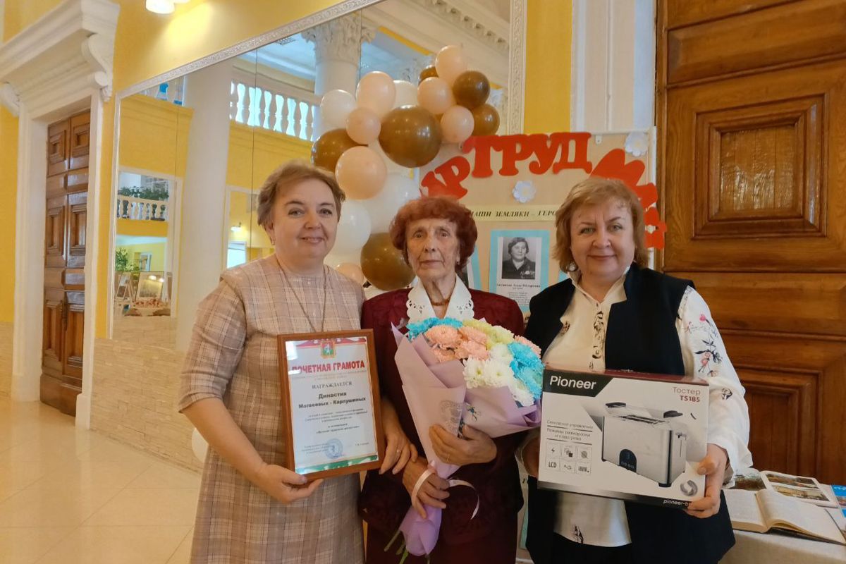 В Арсеньево наградили педагогическую династию Карпушиных-Матвеевых из Суворова