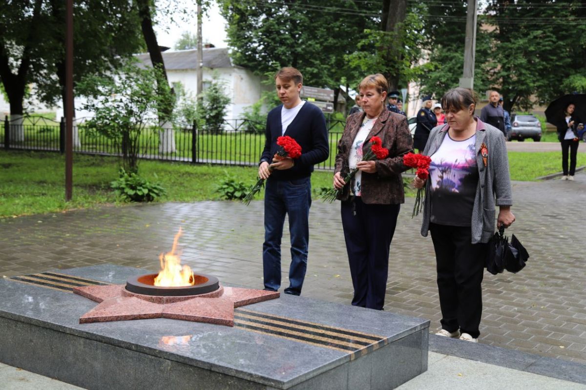 В Суворовском районе в День памяти и скорби прошло возложение цветов В Суворовском районе в День памяти и скорби прошло возложение цветов