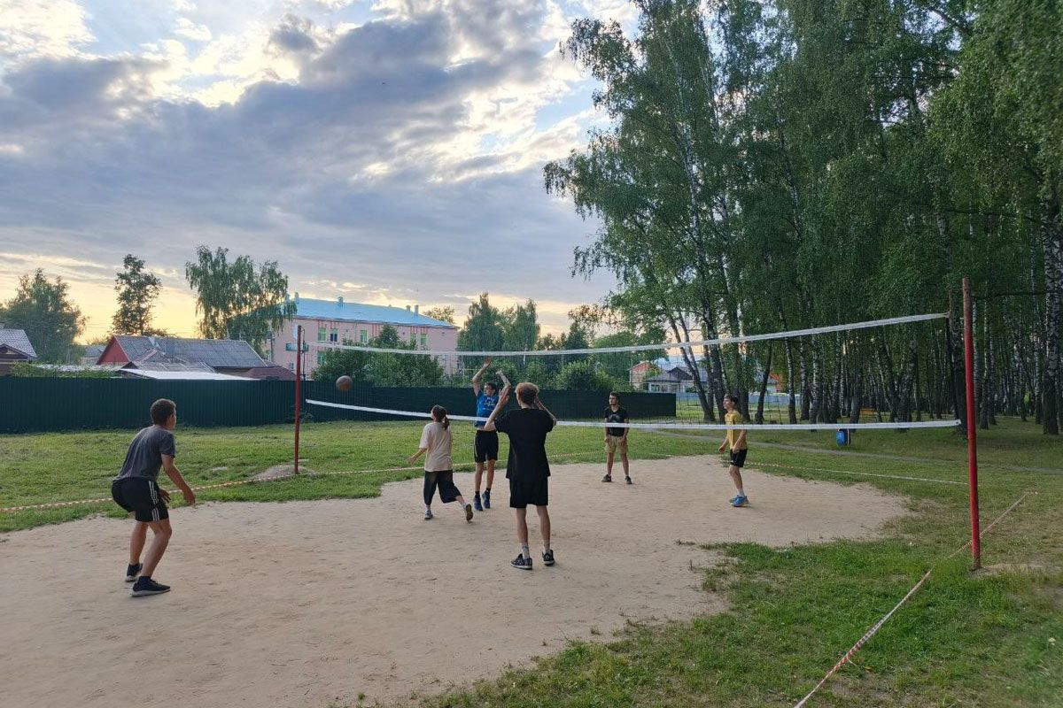В суворовском детском парке прошел турнир по волейболу