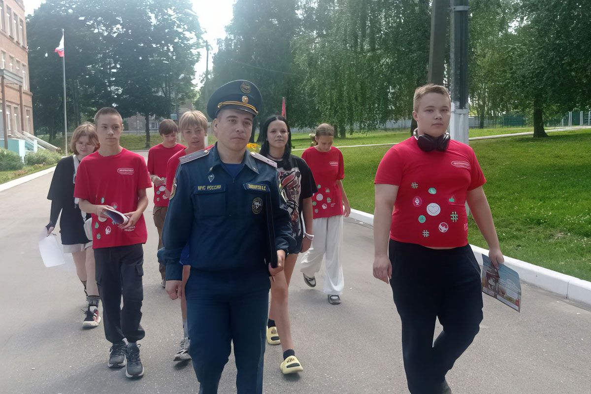 Суворовцам рассказывают о районном лагере труда и отдыха